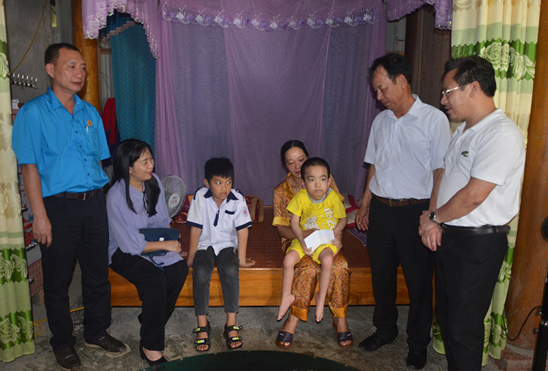 Đại diện lãnh đạo doanh nghiệp, Công đoàn, đoàn thanh niên Công ty CPĐS Quảng Bình thăm, tặng quà động viên các cháu khuyết tật.