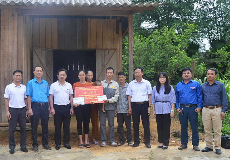 Đoàn công tác Công ty CPĐS Quảng Bình trao số tiền hỗ trợ 70 triệu đồng cho gia đình anh Đinh Ngọc Hoàng.