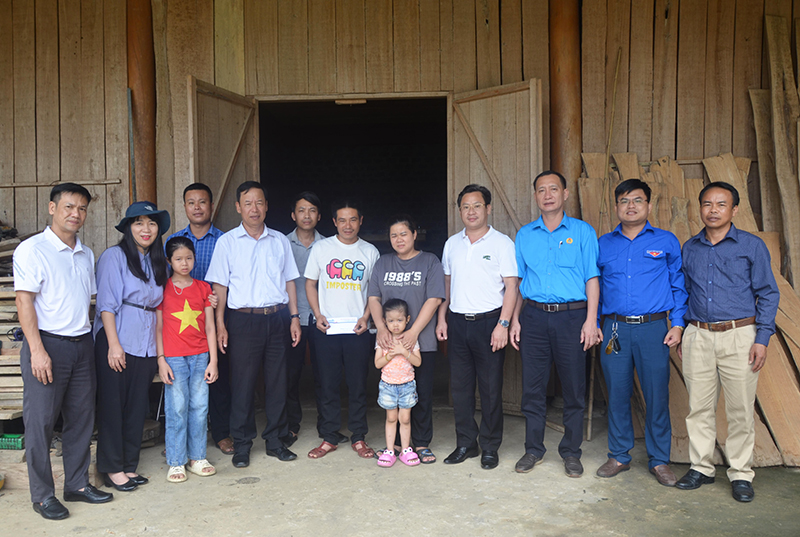 Đoàn công tác Công ty CPĐS Quảng Bình tặng quà cho gia đình ĐV, NLĐ có hoàn cảnh khó khăn.              