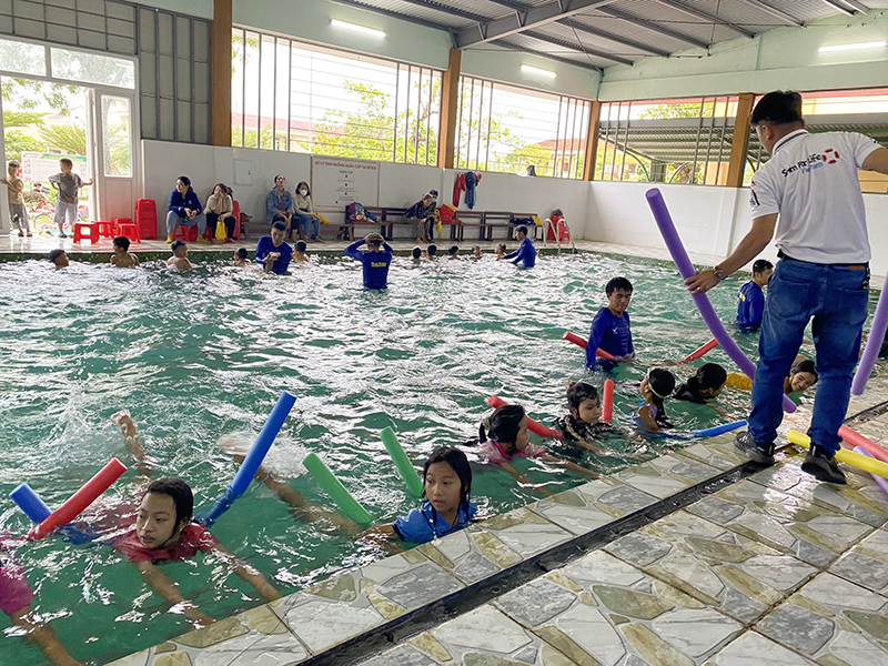 Các em thiếu nhi được truyền đạt kiến thức một cách bài bản và đầy đủ nhất về kỹ năng bơi cũng như phòng chống đuối nước.
