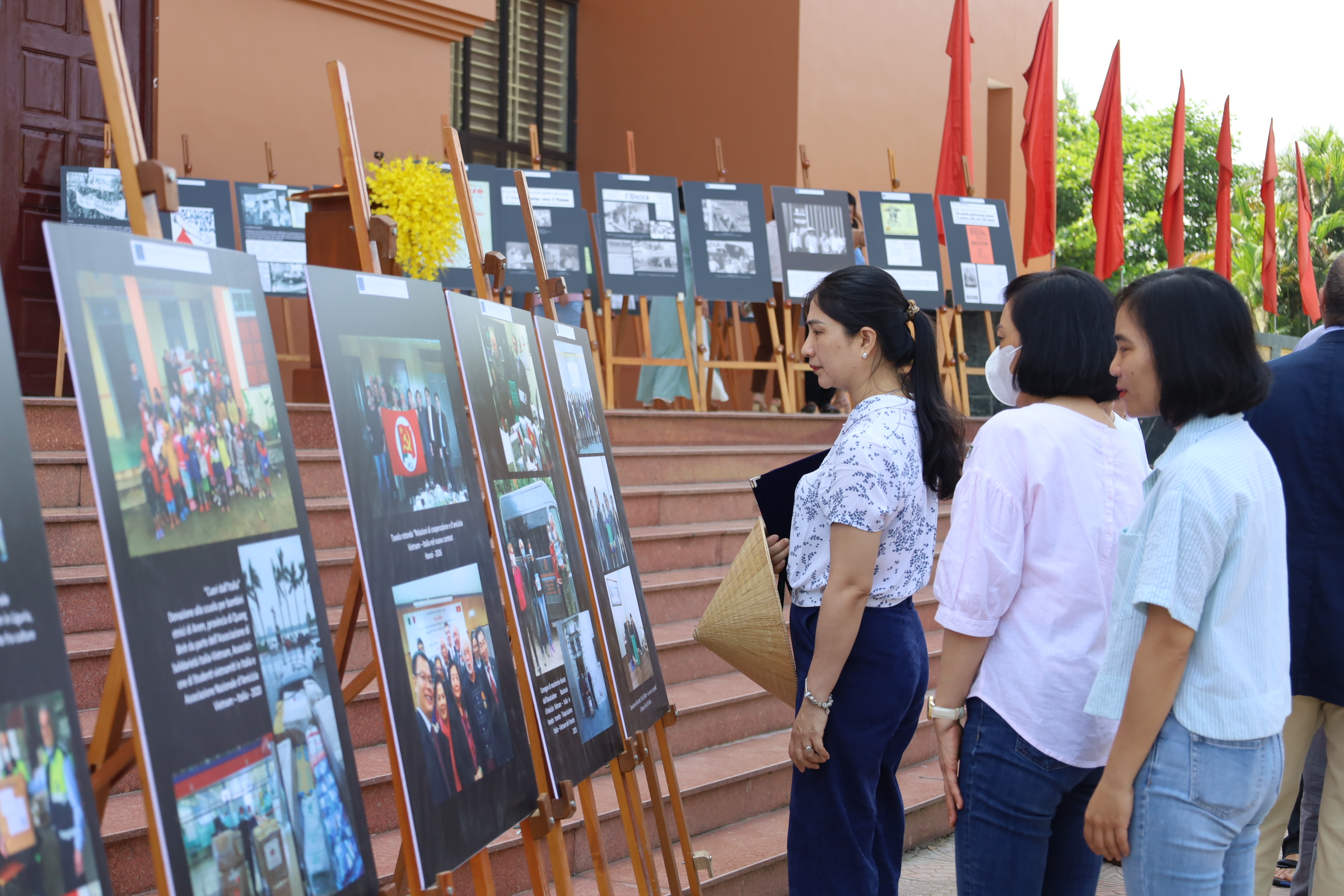 Người dân và du khách xem những bức ảnh ghi dấu mối quan hệ của hai đất nước Việt Nam-Italia.