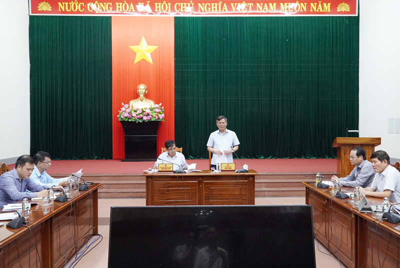 Chủ tịch UBND tỉnh Trần Thắng phát biểu đặt vấn đề tại cuộc họp.