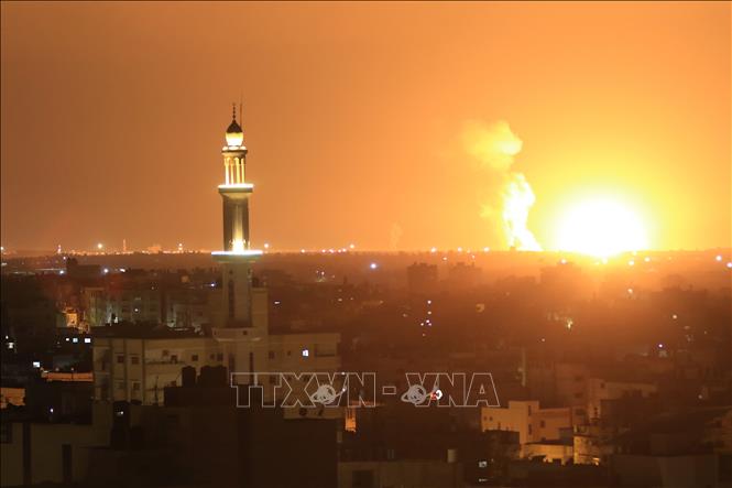 Khói lửa chói loà sau vụ không kích của Israel xuống thành phố Khan Younis, Gaza ngày 9/5/2023. Ảnh: THX/TTXVN
