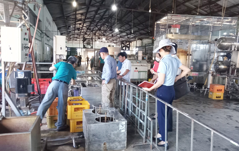 Đoàn công tác liên ngành do Chi cục ATVSTP Quảng Bình chủ trì tiếp tục thực hiện kiểm tra, giám sát tại Công ty CP nước khoáng Bang trong ngày 10/5.
