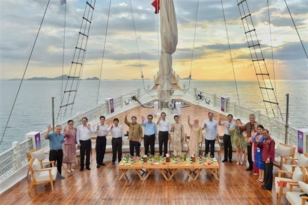 Thủ tướng Phạm Minh Chính và các nhà lãnh đạo ASEAN tham quan vùng biển Labuan Bajo, Indonesia. (Ảnh: Dương Giang/TTXVN)