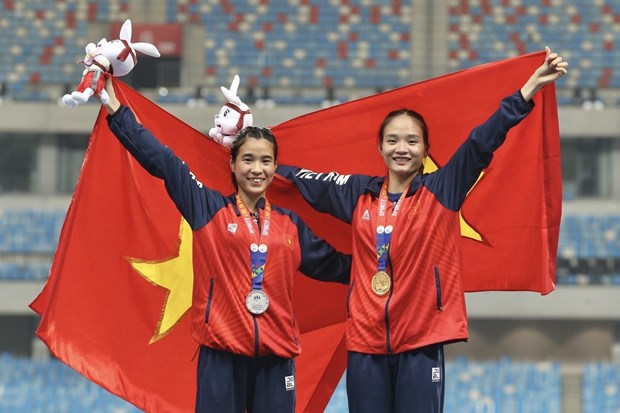 Nguyễn Thị Thu Hà và Bùi Thị Ngân trên bục nhận huy chương ở nội dung chạy 800m Nữ tại SEA Games 32. (Ảnh: Minh Quyết/TTXVN)