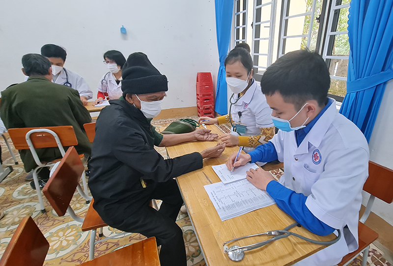Đoàn viên, thanh niên huyện Quảng Ninh khám, chữa bệnh cho người dân trên địa bàn xã Trường Xuân.
