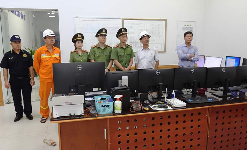 Kiểm tra công tác bảo đảm an toàn tại Trung tâm điều hành truyền tải điện Quảng Bình.