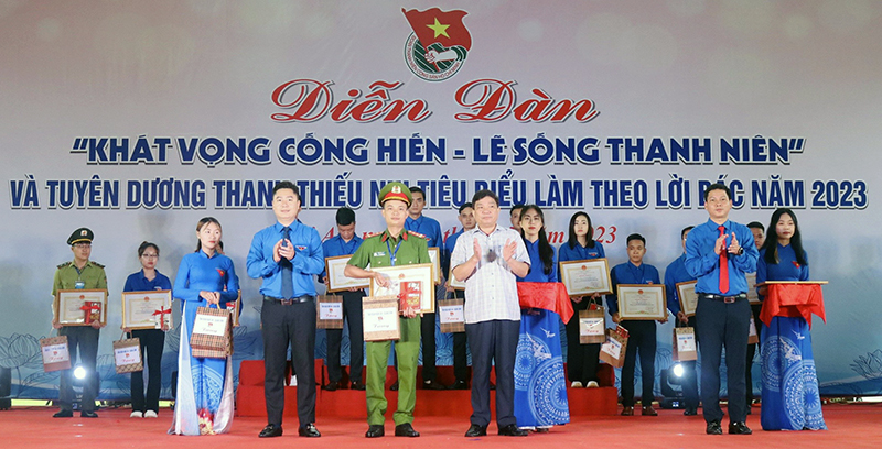  Lãnh đạo Tỉnh đoàn Nghệ An và Quảng Bình tuyên dương các gương mặt thanh thiếu nhi tiêu biểu làm theo lời Bác năm 2023.