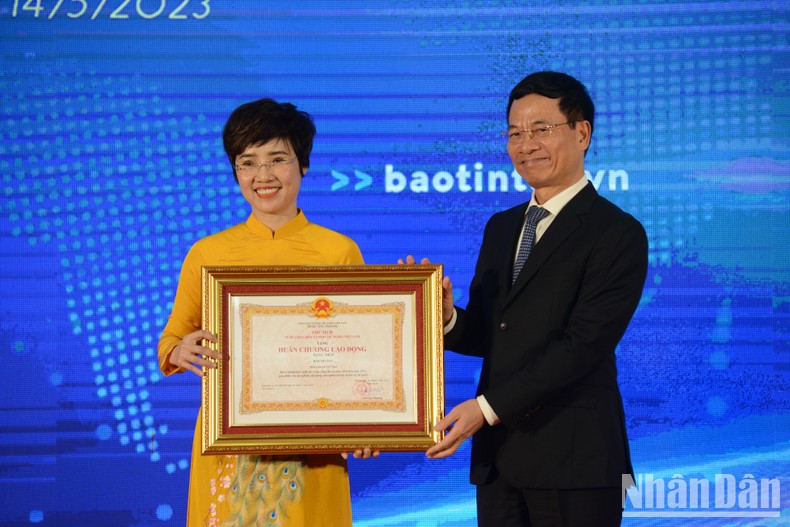 Đồng chí Nguyễn Mạnh Hùng, Ủy viên Trung ương Đảng, Bộ trưởng Thông tin và Truyền thông, thừa ủy quyền của Chủ tịch nước đã trao Huân chương Lao động hạng Nhất cho Báo Tin tức.