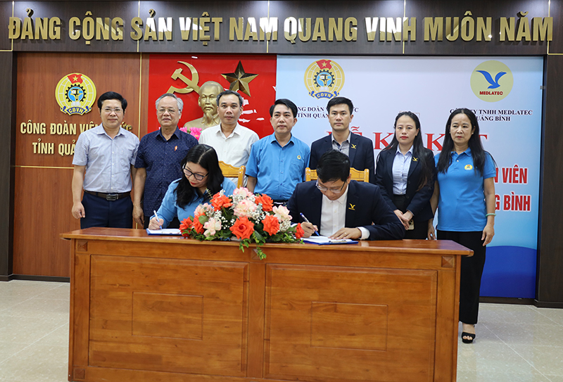 Đại diện lãnh đạo Công đoàn Viên chức tỉnh và Đại diện lãnh đạo Công đoàn Viên chức tỉnh ký kết thỏa thuận hợp tác vì phúc lợi đoàn viên.