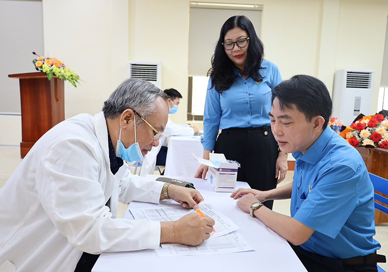  Cán bộ, y bác sỹ Công ty TNHH Medlatec Quảng Bình tư vấn tầm soát ung thư cho đoàn viên khối CĐVC tỉnh.