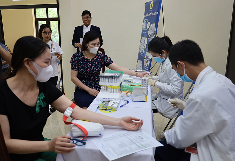  Cán bộ, y bác sỹ Công ty TNHH Medlatec Quảng Bình lấy mẫu xét nghiệm tầm soát ung thư cho đoàn viên khối CĐVC tỉnh.