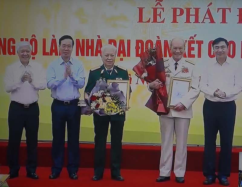 Chủ tịch nước CHXHCN Việt Nam Võ Văn Thưởng cùng các đồng chí lãnh đạo Ủy ban Trung ương MTTQ Việt Nam tặng hoa cho các cựu chiến binh chiến dịch Điện Biên Phủ tham gia ủng hộ chương trình (ảnh chụp màn hình).