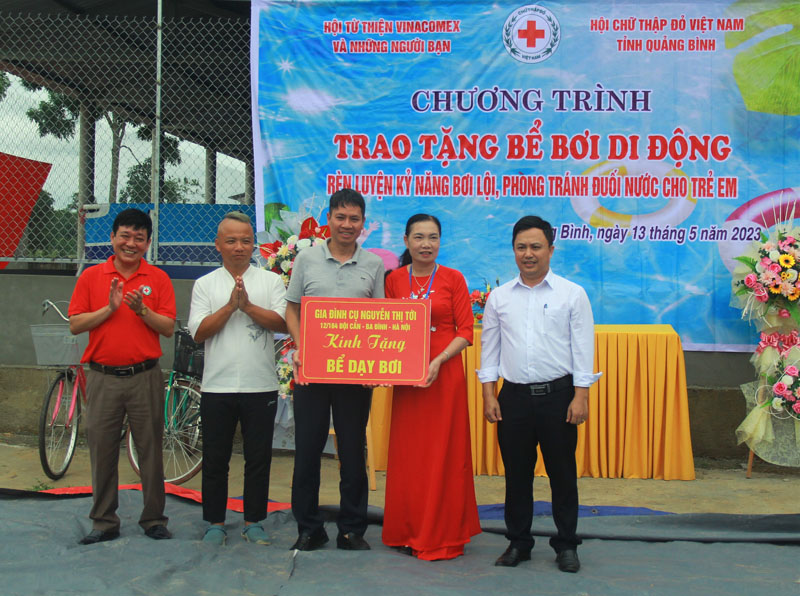 Đại diện lãnh đạo Hội CTĐ tỉnh và Hội từ thiện Vinacomex và những người bạn trao biển tượng trưng hỗ trợ bể bơi tại Trường tiểu học Thái Thủy.