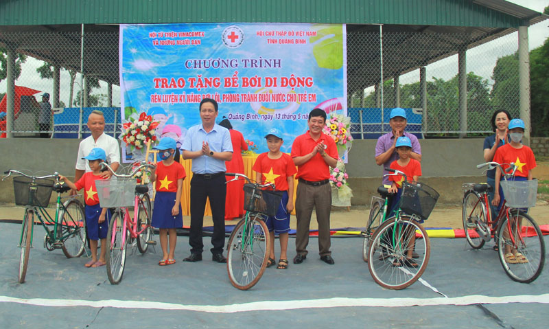 Trao tặng xe đạp cho các học sinh có hoàn cảnh khó khăn của Trường tiểu học và Trường THCS Thái Thủy.
