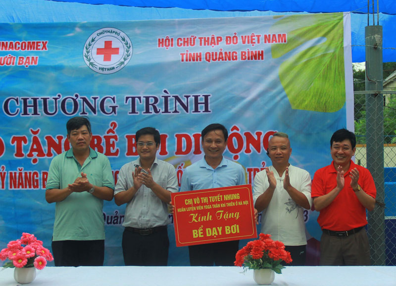 Đại diện lãnh đạo Hội CTĐ tỉnh và Hội từ thiện Vinacomex và những người bạn trao biển tượng trưng hỗ trợ bể bơi tại Trường tiểu học số 1 Hồng Thủy.