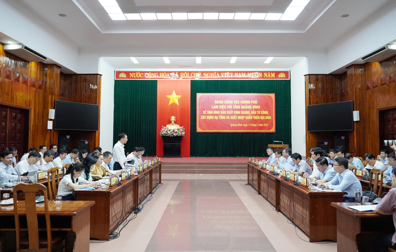 Bộ trưởng Bộ Thông tin và Truyền thông Nguyễn Mạnh Hùng, Trưởng đoàn công tác của Chính phủ phát biểu đặt vấn đề tại buổi làm việc.