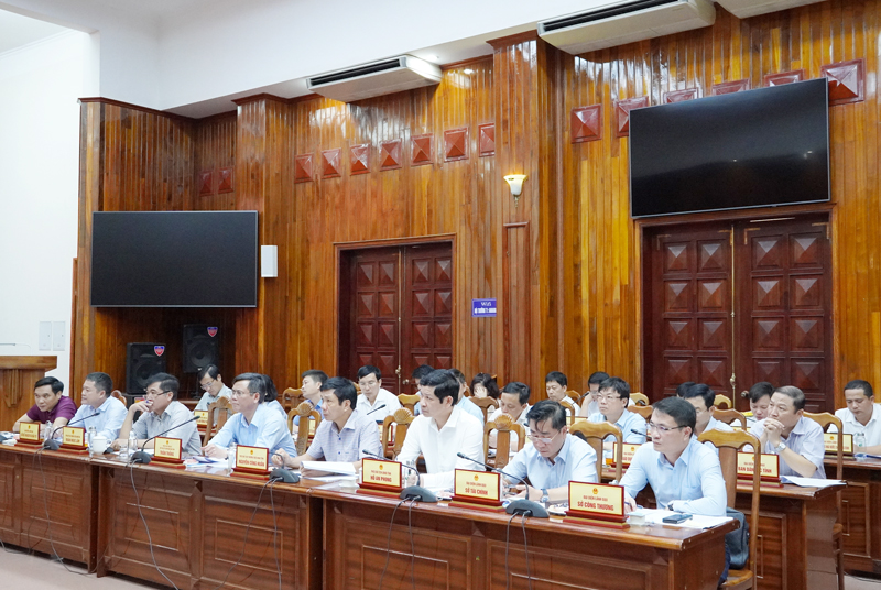 Các đồng chí lãnh đạo tỉnh và các sở, ngành tỉnh Quảng Bình tham dự buổi làm việc.