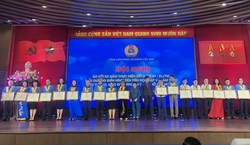 Đại diện lãnh đạo Tổng Liên đoàn Lao động Việt Nam khen thưởng tập thể tiêu biểu (lãnh đạo Công đoàn cơ sở Công ty CP Việt Trung đứng thứ 4 từ phải qua). 