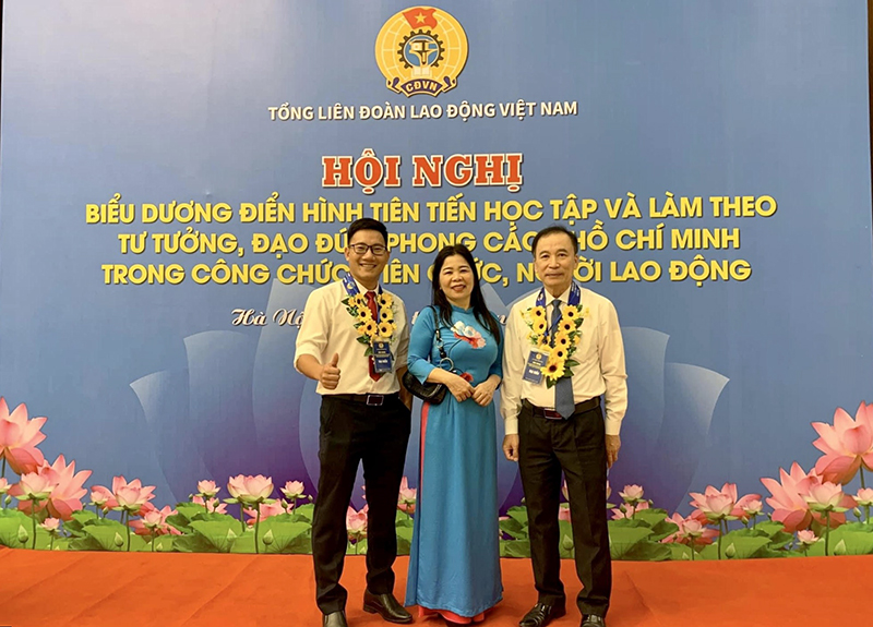 Đại diện lãnh đạo Liên đoàn Lao động tỉnh và 2 điển hình tiên tiến của Quảng Bình tham dự hội nghị.