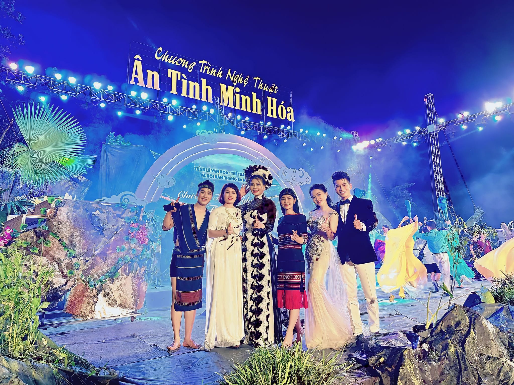Ca sĩ Triệu Đình Minh (ngoài cùng, bên trái) cùng các nghệ sĩ trong một chương trình nghệ thuật tại huyện Minh Hóa.