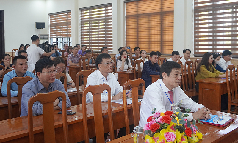  Các đại biểu và các học viên tham dự lễ khai giảng lớp học.