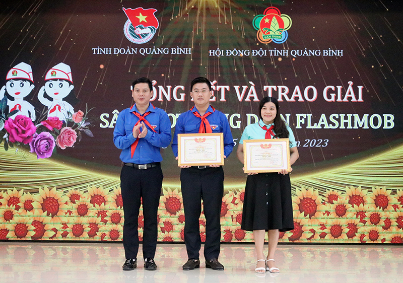 Lãnh đạo Tỉnh đoàn trao giấy khen cho đơn vị đoạt giải nhất Cuộc thi đồng diễn Flashmob.