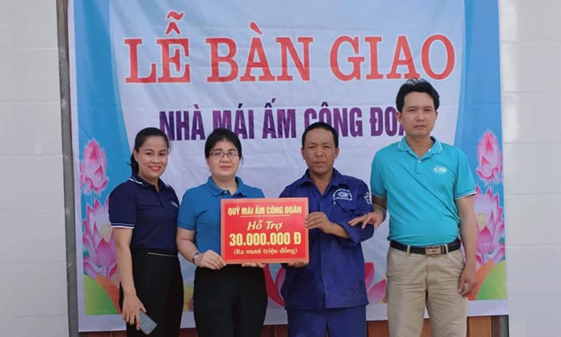 Lãnh đạo LĐLĐ huyện Quảng Trạch trao số tiền hỗ trợ xây dựng nhà “Mái ấm Công đoàn” cho đoàn viên có hoàn cảnh khó khăn.