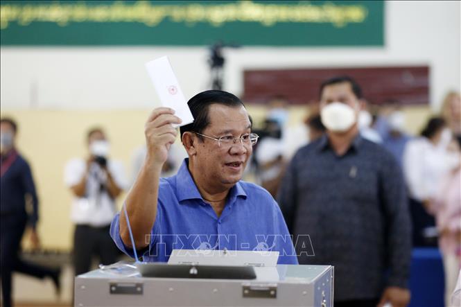 Thủ tướng Campuchia Samdech Techo Hun Sen bỏ phiếu trong cuộc bầu cử Hội đồng xã/phường lần thứ 5 tại điểm bầu cử ở Kandal, Campuchia, ngày 5/6/2022. Ảnh (tư liệu) minh họa: THX/TTXVN