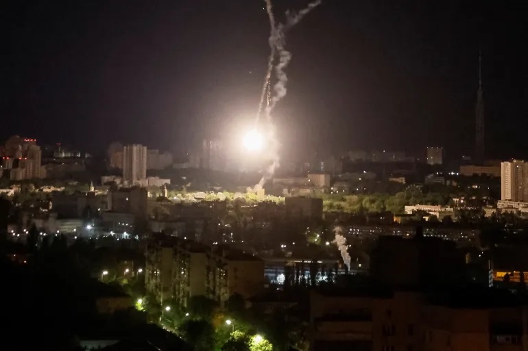 Một tên lửa của Nga phát nổ trên bầu trời Kiev rạng sáng 16/5. Ảnh: Reuters