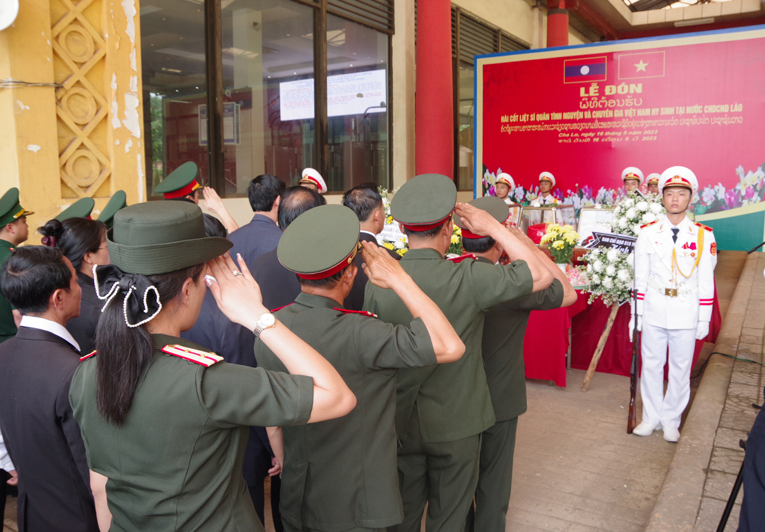 Tham dự buổi lễ có đại diện lãnh đạo, cán bộ, LLVT hai tỉnh Quảng Bình và Khăm Muồn (Lào).