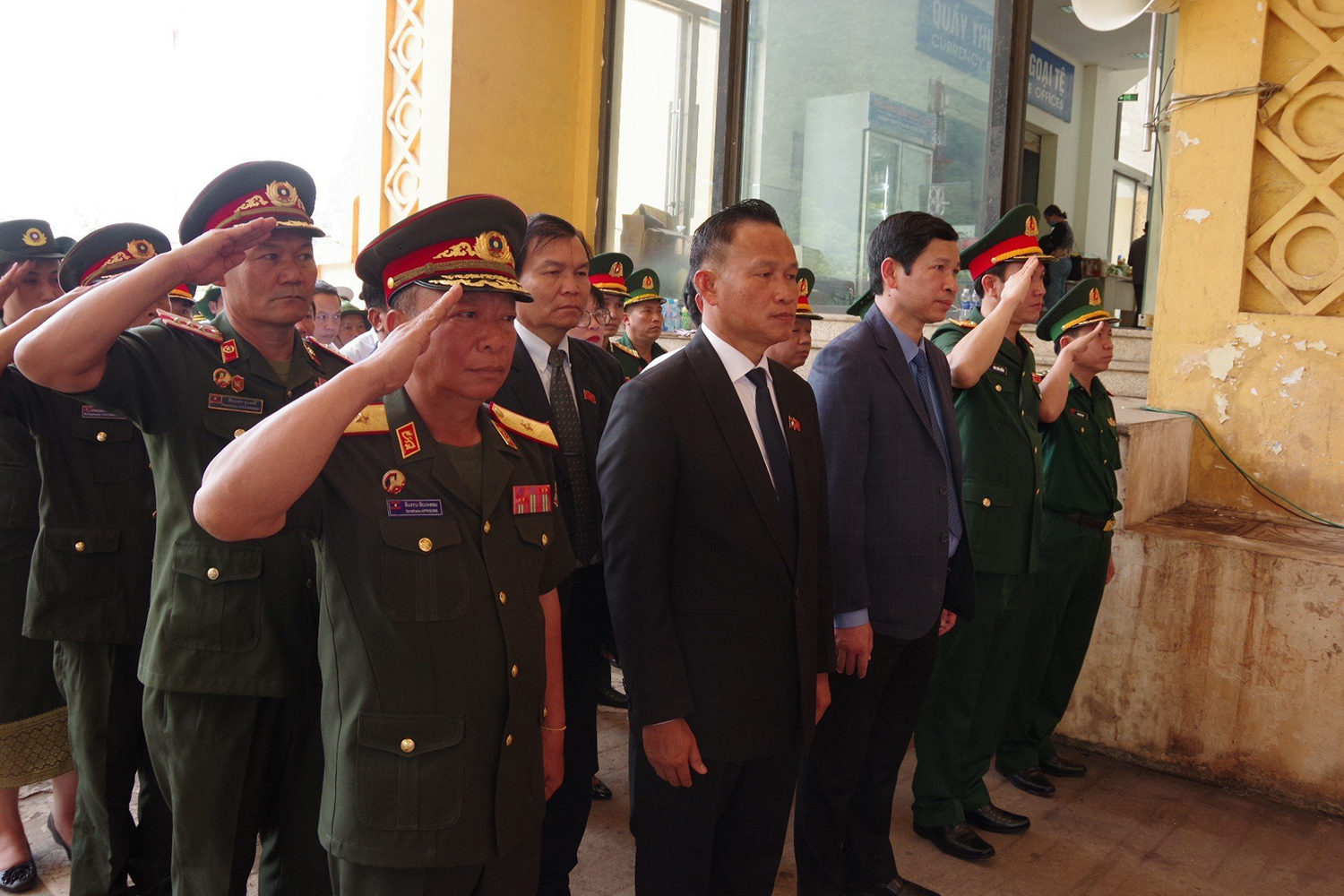 Đại diện Ban Chỉ đạo 515 tỉnh Quảng Bình và Ban Công tác đặc biệt tỉnh Khăm Muồn dành phút mặc niệm tưởng nhớ các liệt sĩ. 