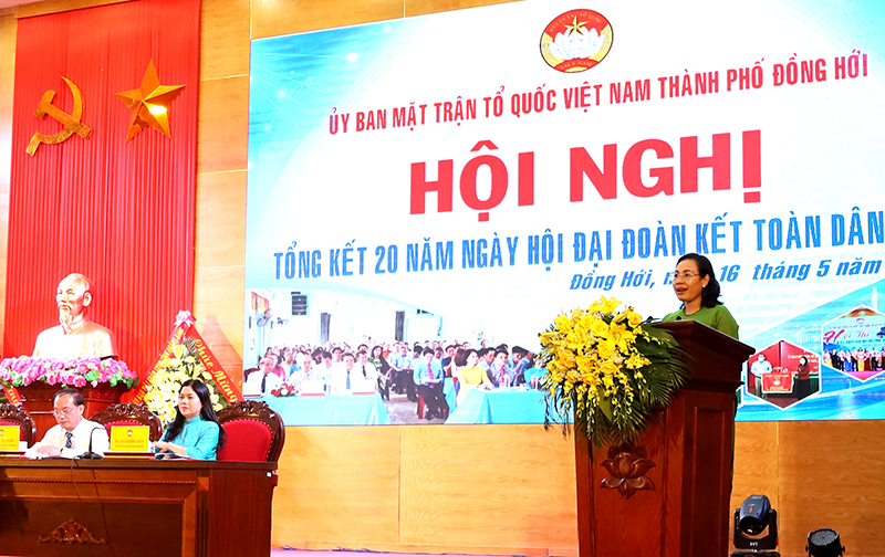 Đồng chí Chủ tịch Ủy ban MTTQVN tỉnh Phạm Thị Hân phát biểu đánh giá cao thành quả đạt được của thành phố trong trong 20 năm tổ chức “Ngày hội Đại đoàn kết toàn dân tộc” ở khu dân cư.