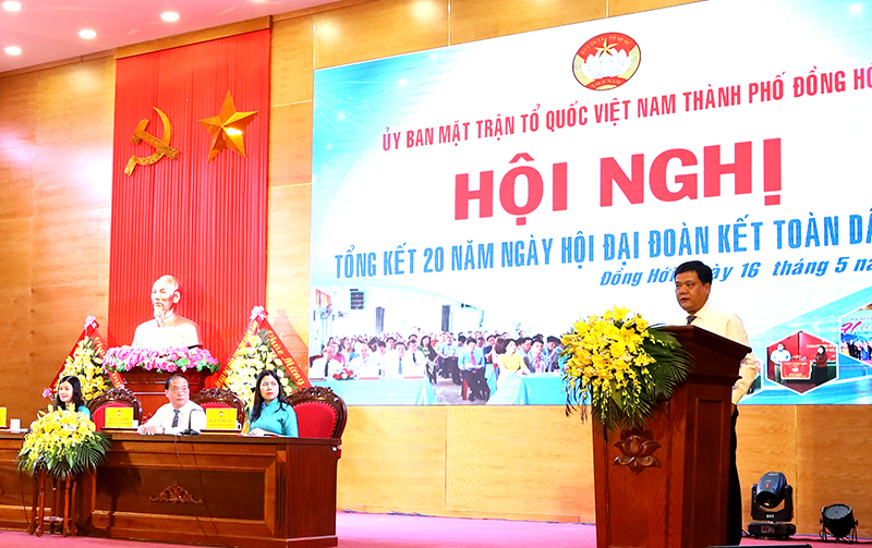 Đồng chí Bí thư Thành ủy Trần Phong phát biểu tại hội nghị.