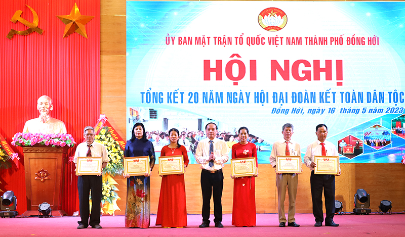  Chủ tịch Ủy ban MTTQVN thành phố Trần Thanh Sơn trao giấy khen tặng các cá nhân đạt thành tích xuất sắc trong 20 năm tổ chức “Ngày hội Đại đoàn kết toàn dân tộc” ở khu dân cư, giai đoạn 2003-2023