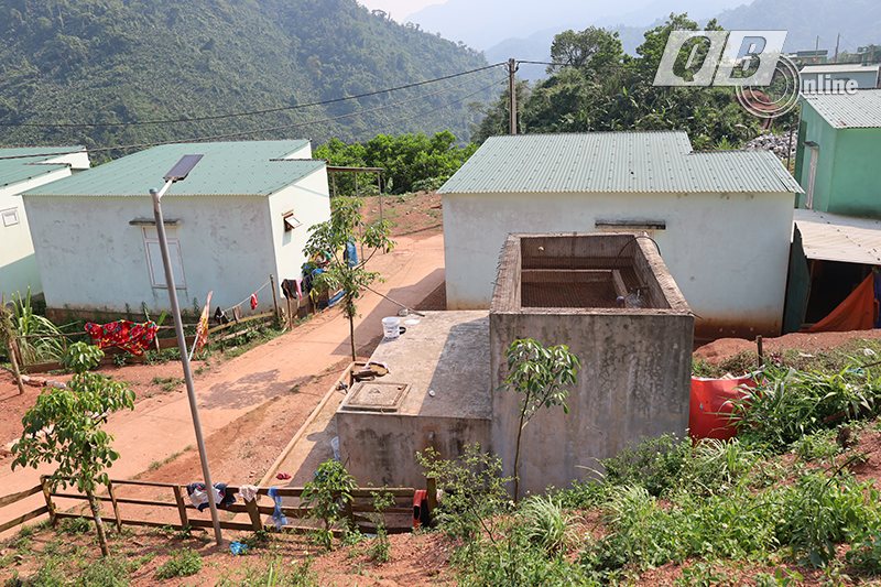 Do chưa có đường ống dẫn nước tới các hộ gia đình ở khu tái định cư bản Cha Lo nên người dân nơi đây gặp bất tiện trong sinh hoạt hàng ngày.