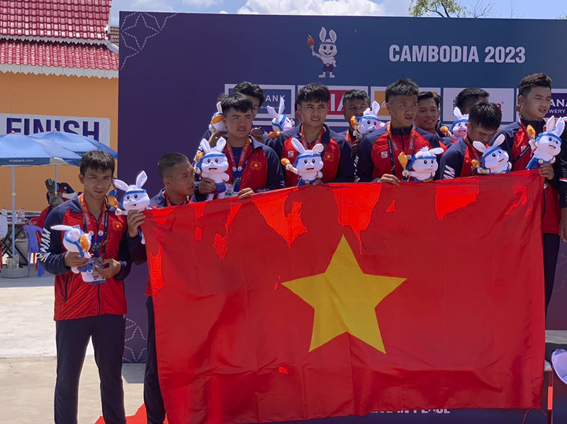 Đội đua thuyền truyền thống Việt Nam với niềm vui chiến thắng