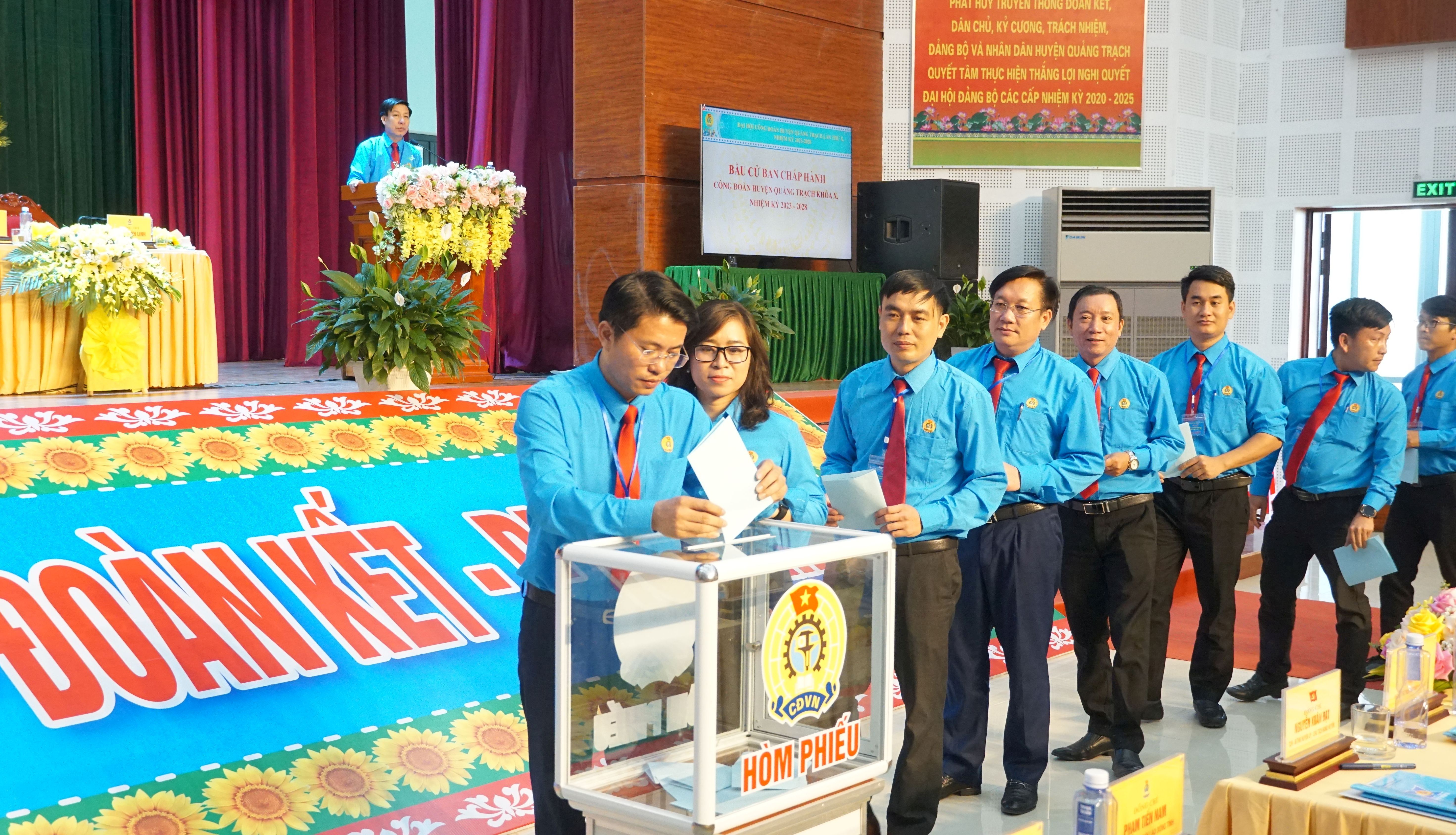 Các đại biểu bỏ phiếu bầu Ban chấp hành LĐLĐ huyện Quảng Trạch khoá X, nhiệm kỳ 2023 -2028