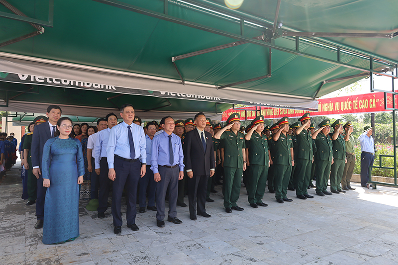 Các đại biểu tham dự lễ truy điệu, an táng 19 hài cốt liệt sĩ quân tình nguyện và chuyên gia Việt Nam hy sinh tại nước CHDCND Lào.