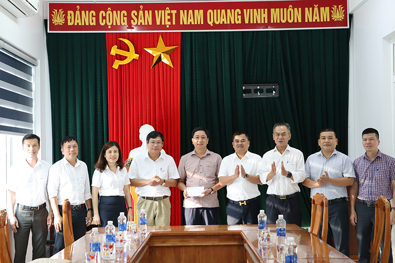 Công đoàn PC Quảng Bình phối hợp với Tổng Công ty Điện lưc miền Trung tặng quà cho Điện lực Đồng Hới
