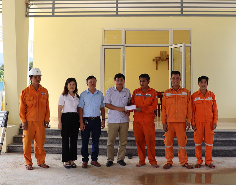 Công đoàn PC Quảng Bình tặng quà cho người lao động