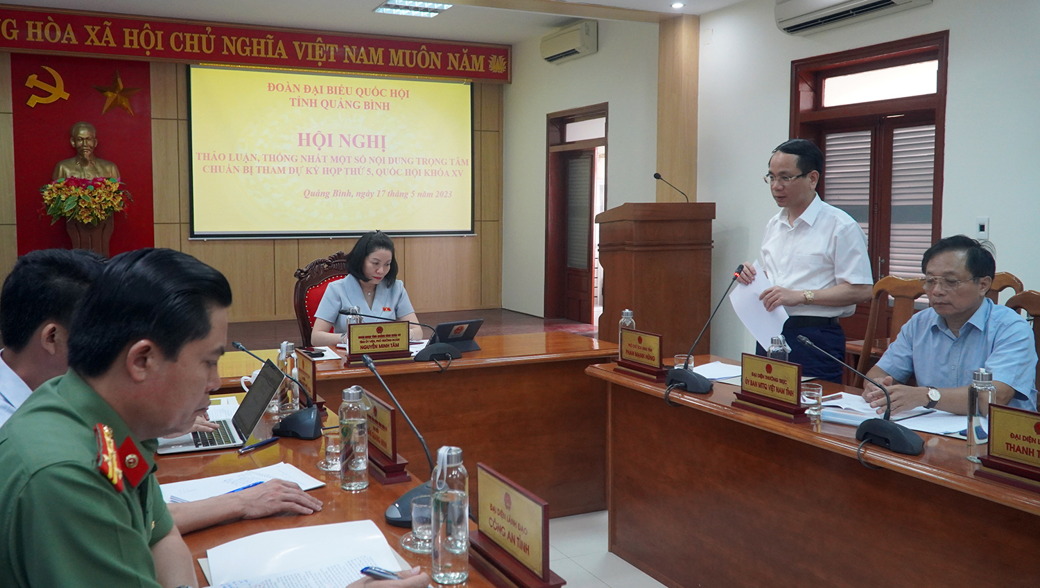 Đồng chí Phó Chủ tịch UBND tỉnh Phan Mạnh Hùng trao đổi về tình hình kinh tế - xã hội và những khó khăn, vướng mắc cần tháo gỡ