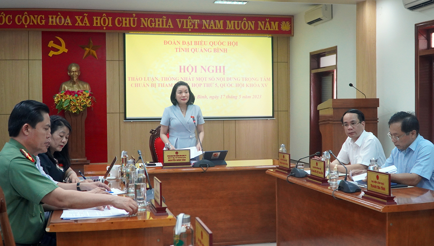 Đồng chí Phó trưởng đoàn chuyên trách Đoàn ĐBQH tỉnh Nguyễn Minh Tâm phát biểu tại hội nghị