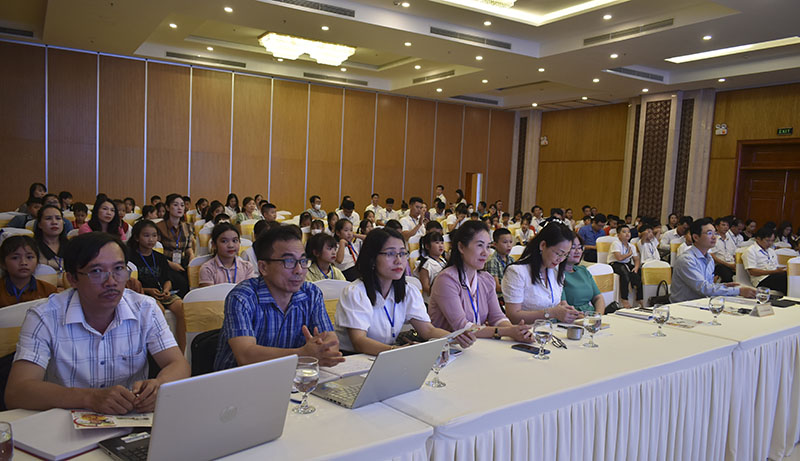 Hội thảo thu hút sự tham gia của gần 200 đại biểu, giáo viên, học sinh các trường học.