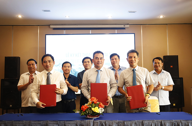 Đại diện lãnh đạo Sở Du lịch Quảng Bình, Công ty TNHH MTV Chua Me Đất và Zing News đã ký kết thỏa thuận hợp tác quảng bá du lịch Quảng Bình.
