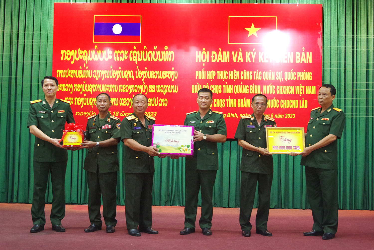 Bộ Chỉ huy Quân sự Quảng Bình tặng quà Bộ Chỉ huy Quân sự tỉnh Khăm Muồn.