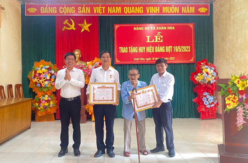 Lễ trao tặng Huy hiệu Đảng tại Đảng bộ xã Xuân Hoá
