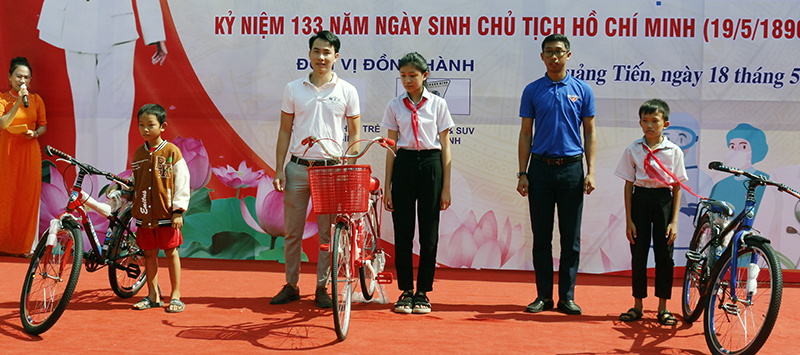 Trao xe đạp cho học sinh nghèo.
