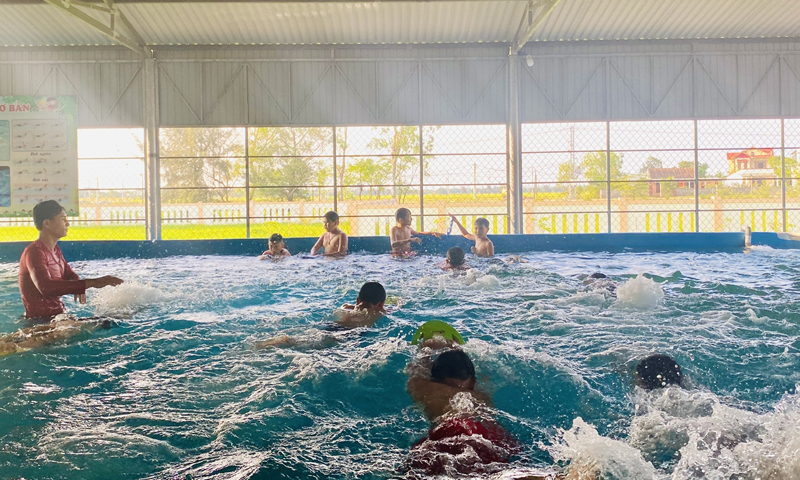 Hoạt động dạy bơi cho HS ở một trường tiểu học tại huyện Quảng Ninh.